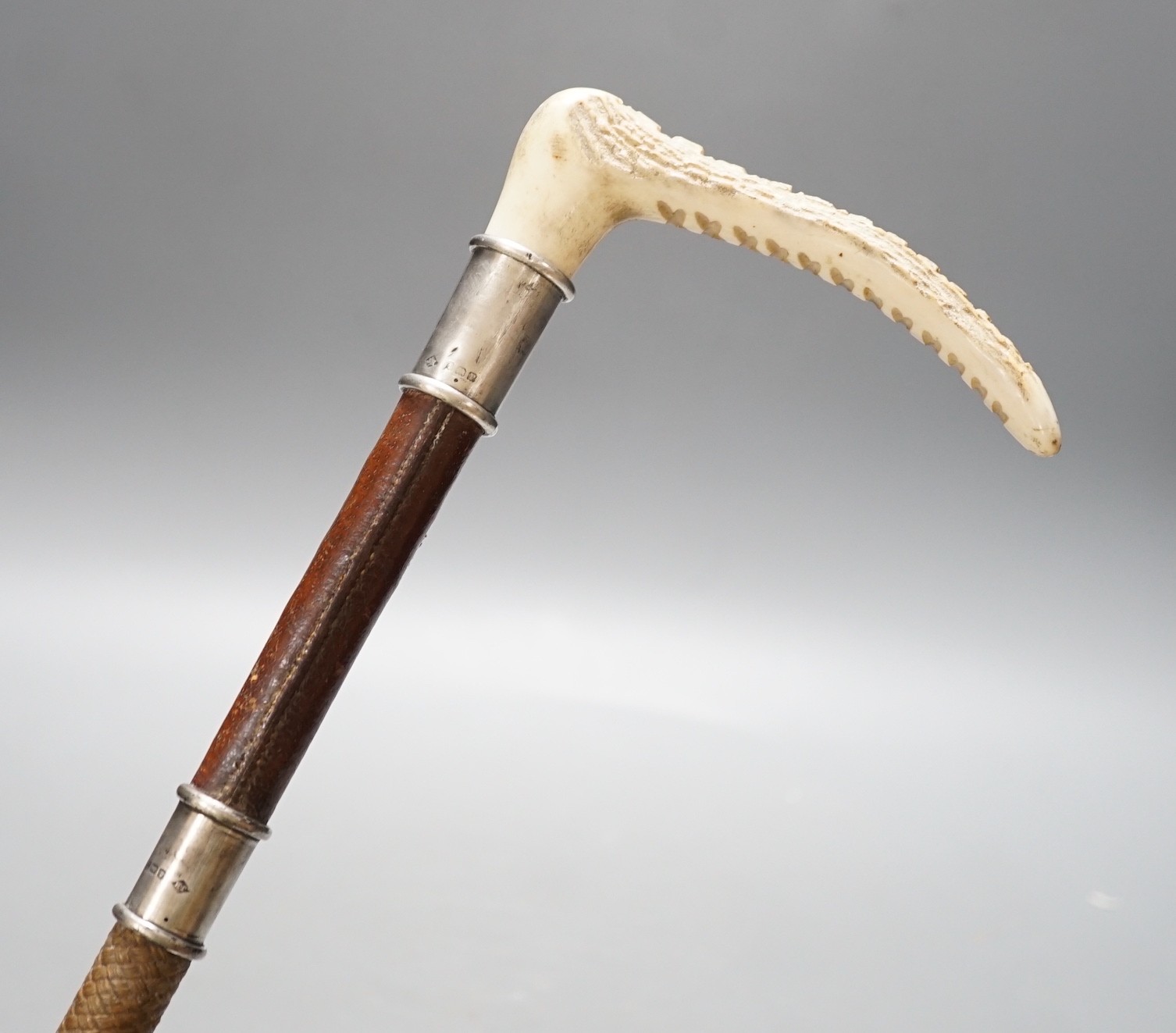 A stag horn handled riding crop, 61cms long